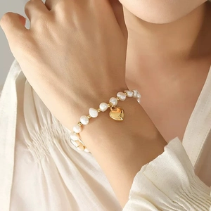 Elegantes Barock Süßwasserperlen Armband Mit Herzanhänger Vergoldetes Kupfer Für Damen