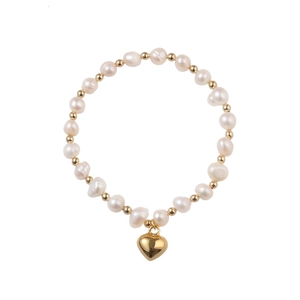 Elegantes Süßwasserperlenarmband mit poliertem goldenem Herzanhänger auf weißem Hintergrund