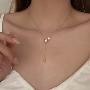 Élégant Collier Chaîne Serpent En Y Femmes Bijoux Cuivre Plaqué Or Avec Künstliche Perle Blanche Et Gland En Zircone