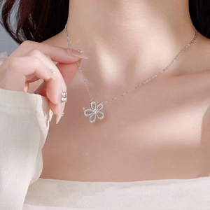 Blumen Anhänger Halskette Kupfer Zirkonia Besetzt Durchbrochene Florale Schlüsselbeinkette Eleganter Schmuck Für Damen