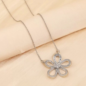 Elegante silberne Blumenkette mit Zirkonia-Pavé auf weichem Seidenhintergrund