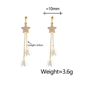 Boucles d'oreilles pampilles muguet style français avec étoiles dorées et fleurs blanches