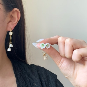 Boucles d'oreilles à pompons dorés avec étoiles en strass et fleurs de muguet
