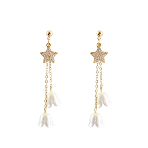 Élégantes boucles d'oreilles muguet dorées avec pendentif étoile et frange en zircon