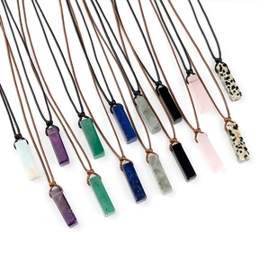 Divers pendentifs rectangulaires en pierre naturelle, améthyste et aventurine sur cordons