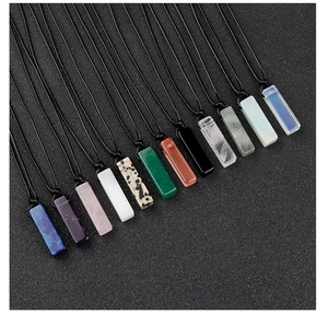 Collection détaillée de 12 pendentifs en pierres précieuses avec cordons noirs