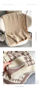 Dettaglio della sciarpa in finto cashmere pied-de-poule con sottili bordi a frange fini