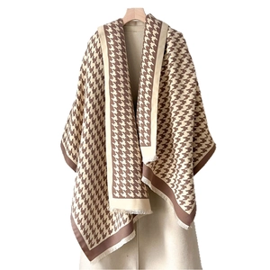 Sciarpa spessa pied-de-poule marrone e beige con frange per l'abbigliamento invernale