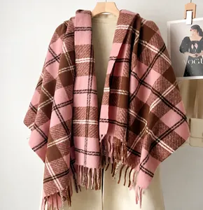 Detailansicht eines dicken karierten Schals in Rosa und Braun mit langen Fransen