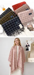 Dettaglio di sciarpe in finto cashmere a quadri con frange morbide e vari colori