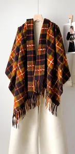 Detail eines bunten Karo-Schals mit langen Fransen und warmer dicker Stoffstruktur