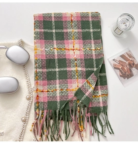 Détail d'une écharpe à carreaux colorés avec de longues franges et accessoires chics