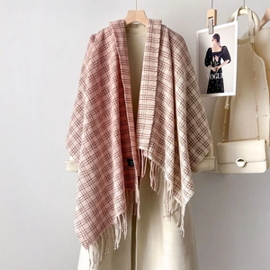 Sciarpa a quadri rosa e beige con frange su cappotto beige per look autunno-inverno