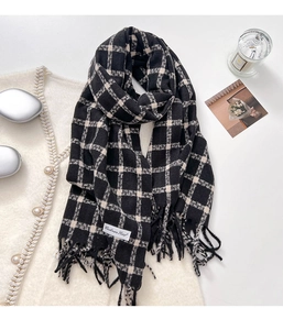 Detail of checkered cashmere texture scarf with fringe and Cashmere Scarf woven label