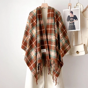 Écharpe à carreaux vintage colorée avec franges sur un manteau en laine élégant