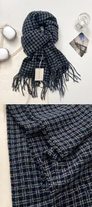 Detail van de blauw-bruine geruite imitatie kasjmier sjaal met zachte franjes rand
