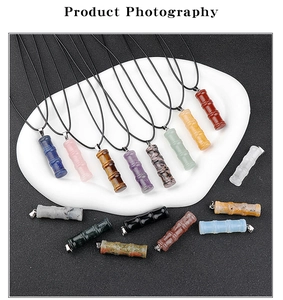 Vue détaillée de pendentifs en pierres semi-précieuses en forme de bambou multicolore