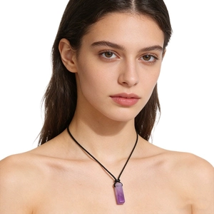 Pendentif rectangulaire en améthyste naturelle sur cordon noir porté par modèle