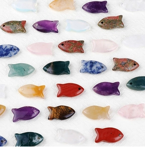 Detail van amethist hangers in de vorm van een vis voor DIY-sieraden