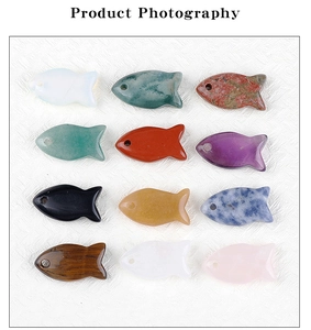 Macro-opname van twaalf diverse natuurstenen vis-hangers voor DIY-sieraden maken