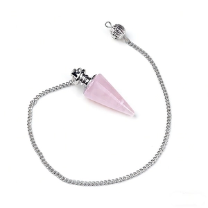 Konisches Pendel aus rosa Kristall mit silberner Kette und hohl gearbeitetem Metallball