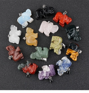Aperçu de douze pendentifs éléphants en pierres naturelles variées sur fond noir texturé
