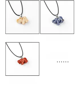 Détail de pendentifs éléphant en jade jaune, pierre à points bleus et jaspe rouge