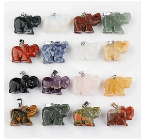 Détail de seize pendentifs éléphants en pierres naturelles aux couleurs et textures variées
