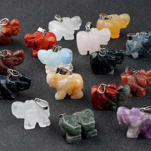 Collection de pendentifs éléphants en pierre naturelle avec fermoirs en métal argenté