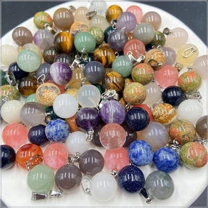 Vue macro de divers pendentifs ronds en agate cristalline avec attaches en argent