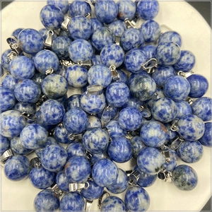 Gros plan de pendentifs sphériques en pierre bleue marbrée avec bélières en argent