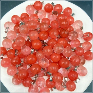 Détail de pendentifs en perles de cristal avec texture craquelée et attaches argentées