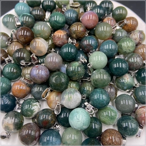 Vue détaillée de divers pendentifs sphériques en agate naturelle avec bélières