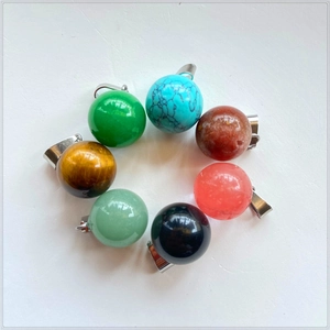 Ensemble de sept pendentifs sphériques en cristal et agate de différentes couleurs