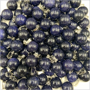 Détail de pendentifs sphériques en pierre de sable bleu avec texture étoilée scintillante