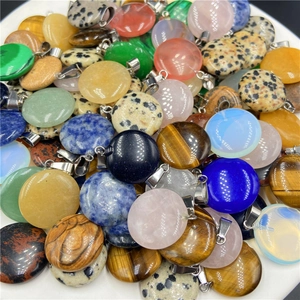 Pendenti tondi in pietre preziose levigate in vari colori con ganci in metallo