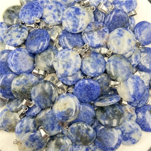 Pendente rotondo in pietra marmorizzata blu e bianca con ganci in metallo argentato