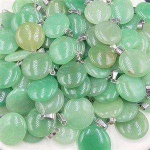 Dettaglio macro di ciondoli tondi in avventurina verde lucida con ganci in argento