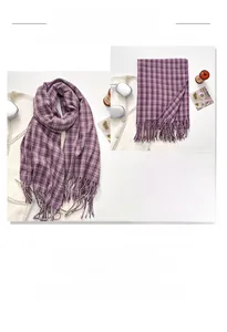 Détail de l'écharpe à carreaux violette montrant le tissu doux et les franges