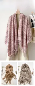 Détail de la maille du foulard à carreaux rose et jaune avec de fines franges