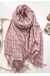 Gros plan sur l'écharpe à carreaux rose avec franges épaisses et texture cachemire