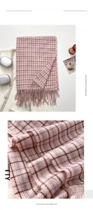 Gros plan sur une écharpe lilas à carreaux en imitation cachemire avec franges souples