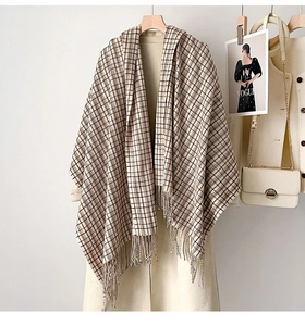 Détail de l'écharpe à carreaux avec franges sur manteau beige pour un look d'hiver chic