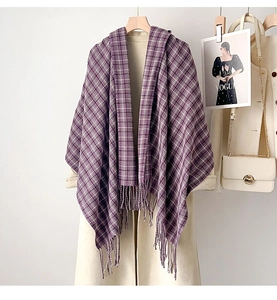 Détail d'une écharpe à carreaux violets avec de longues franges et un sac blanc chic
