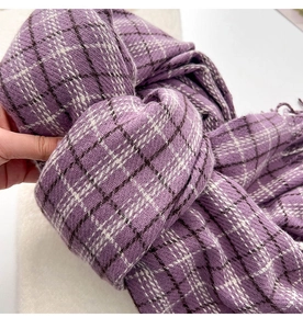 Gros plan sur l'écharpe à carreaux violets et blancs avec texture sergée et franges