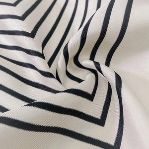 Vue macro d'un tissu en soie à rayures avec tissage sergé fin et texture soyeuse