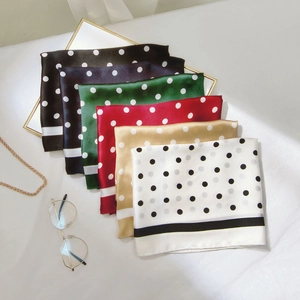 Gros plan de foulards en satin à pois en six couleurs avec bordure à rayures fines