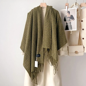 Sciarpa scozzese retrò verde oliva con frange su una gruccia elegante