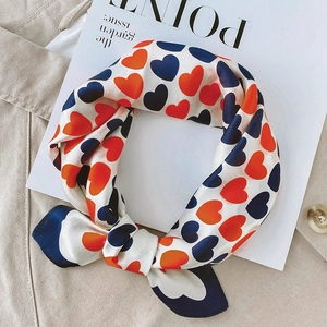 Foulard en soie élégant avec imprimé cœurs rouges et bordure bleue sur magazine