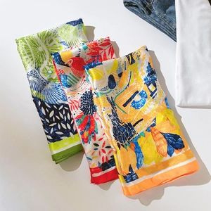 Trois foulards en soie de qualité aux motifs graffiti crayon empilés sur fond blanc